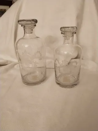 Coppia di bottiglie in vetro decorate