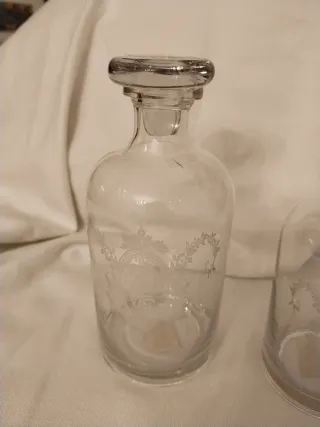 Coppia di bottiglie in vetro decorate