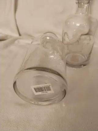 Coppia di bottiglie in vetro decorate