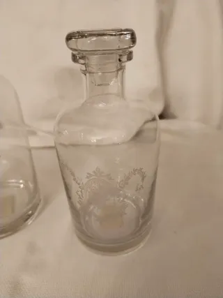 Coppia di bottiglie in vetro decorate