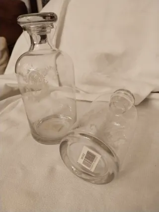 Coppia di bottiglie in vetro decorate