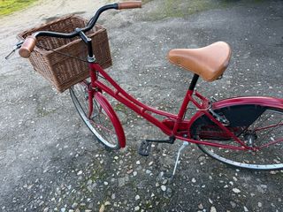 Bicicleta Clásica Roja con Cesta