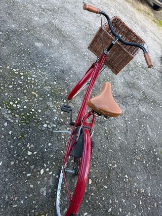 Bicicleta Clásica Roja con Cesta