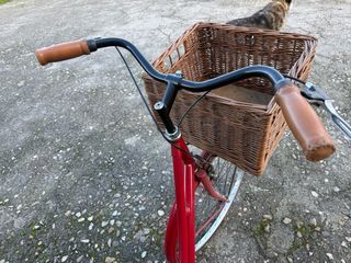 Bicicleta Clásica Roja con Cesta