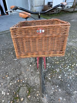 Bicicleta Clásica Roja con Cesta