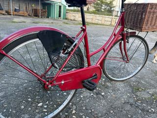 Bicicleta Clásica Roja con Cesta