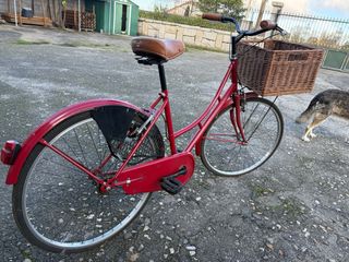 Bicicleta Clásica Roja con Cesta