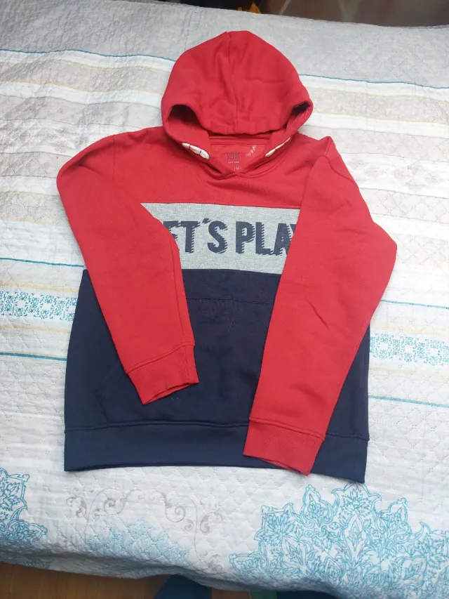 Sudadera roja y azul con texto