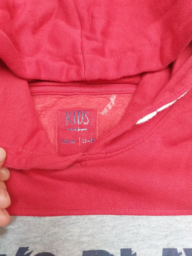 Sudadera roja y azul con texto