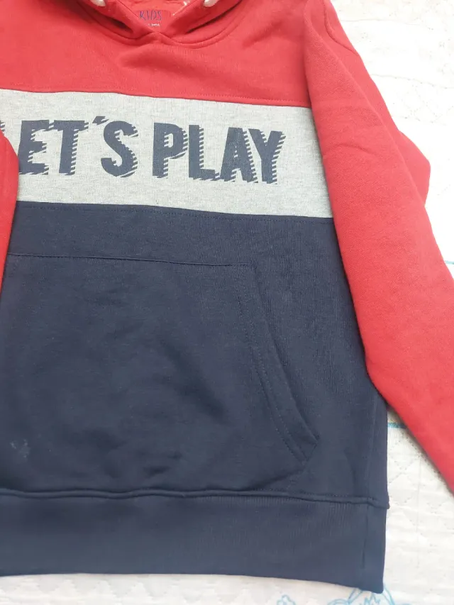 Sudadera roja y azul con texto