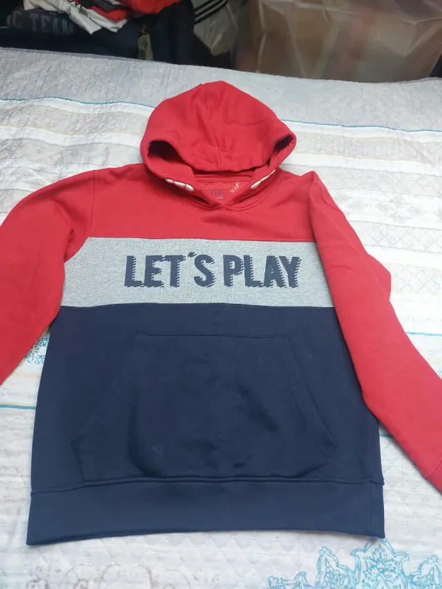 Sudadera roja y azul con texto