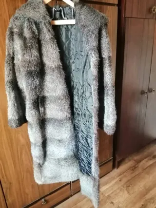 Abrigo piel rata almizclera natural con capucha.