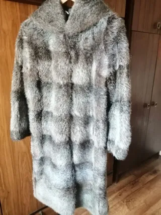 Abrigo piel rata almizclera natural con capucha.