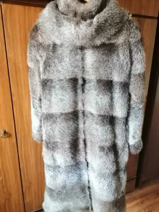 Abrigo piel rata almizclera natural con capucha.