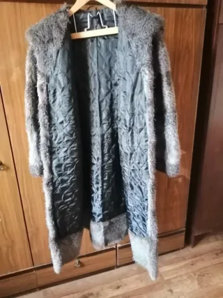 Abrigo piel rata almizclera natural con capucha.