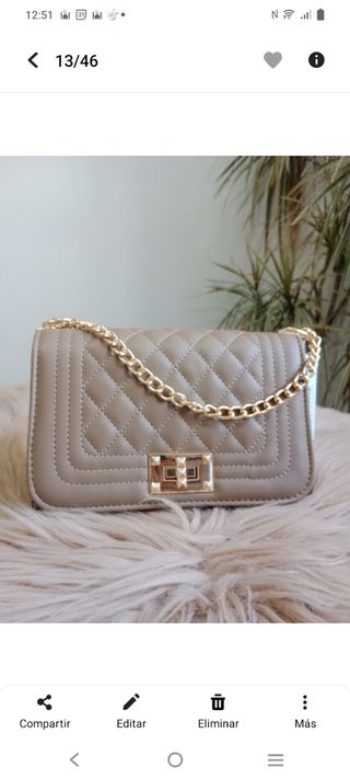 Bolso beige con cadena dorada