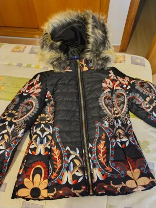 Cazadora acolchada con estampado floral