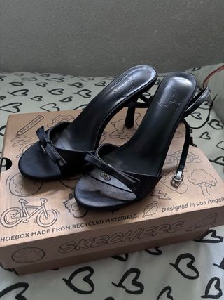 Sandalias negras y abiertas con tacón