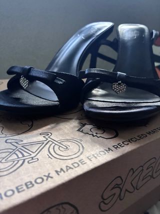 Sandalias negras y abiertas con tacón