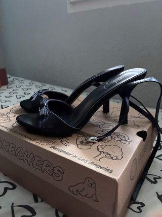 Sandalias negras y abiertas con tacón