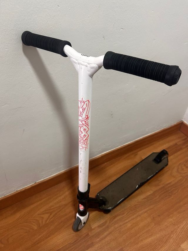 Patinete Oxelo blanco con ruedas