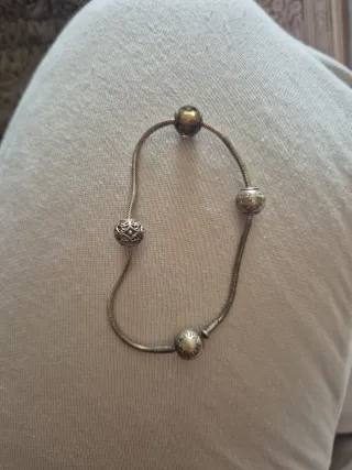 Pulsera Pandora de plata con 3 charms