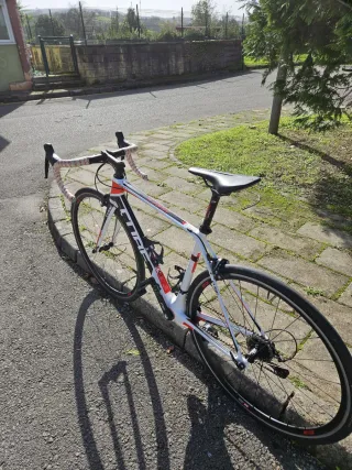 Bicicleta carretera  cuadro carbono Cube Talla53