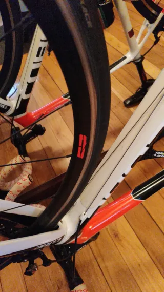 Bicicleta carretera  cuadro carbono Cube Talla53