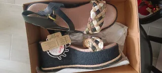 Sandalias Yokono cuña negras y multicolor