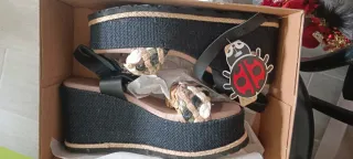 Sandalias Yokono cuña negras y multicolor