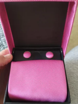Corbata y gemelos rosa