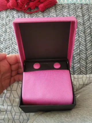 Corbata y gemelos rosa