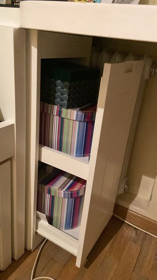 Scrivania bianca in legno con cassettiera e cassetto