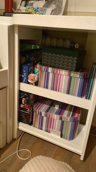 Scrivania bianca in legno con cassettiera e cassetto