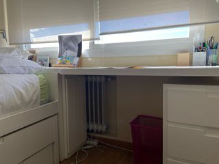 Scrivania bianca in legno con cassettiera e cassetto