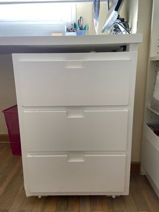 Scrivania bianca in legno con cassettiera e cassetto