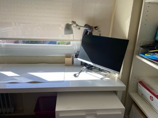 Scrivania bianca in legno con cassettiera e cassetto