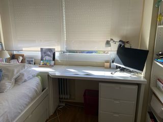 Scrivania bianca in legno con cassettiera e cassetto