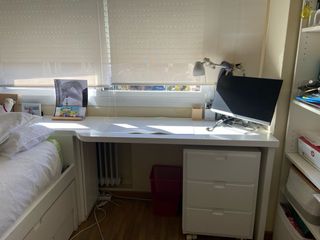 Scrivania bianca in legno con cassettiera e cassetto