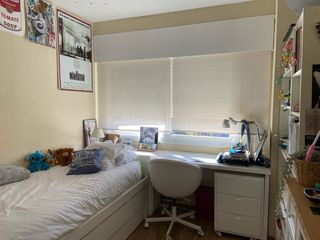 Scrivania bianca in legno con cassettiera e cassetto