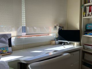 Scrivania bianca in legno con cassettiera e cassetto