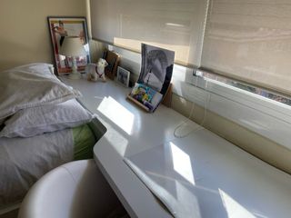 Scrivania bianca in legno con cassettiera e cassetto