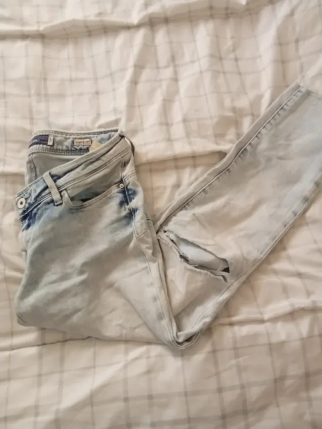 Pantalón vaquero mujer desgastado
