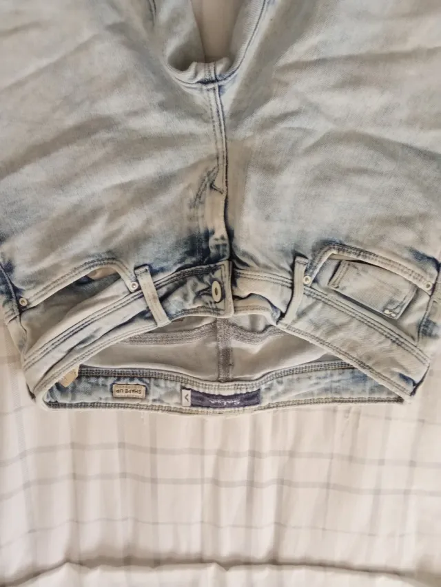 Pantalón vaquero mujer desgastado