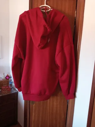 Sudadera roja con capucha