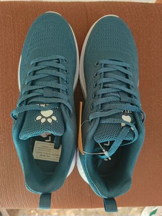 Zapatillas deportivas Kelme azules.