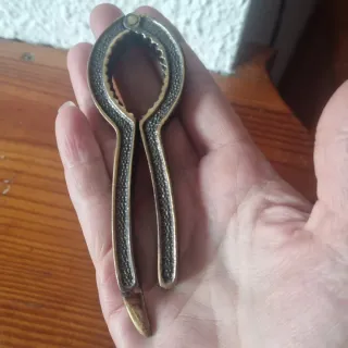 Antico schiaccianoci e apribottiglie in ottone (anni 50-70)