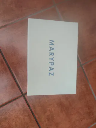 Zapatos de tacón rojos y rosas