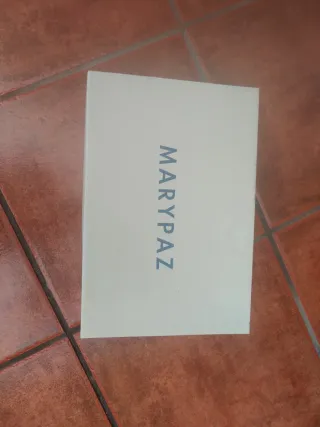 Zapatos de tacón rojos y rosas