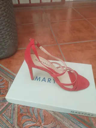 Zapatos de tacón rojos y rosas